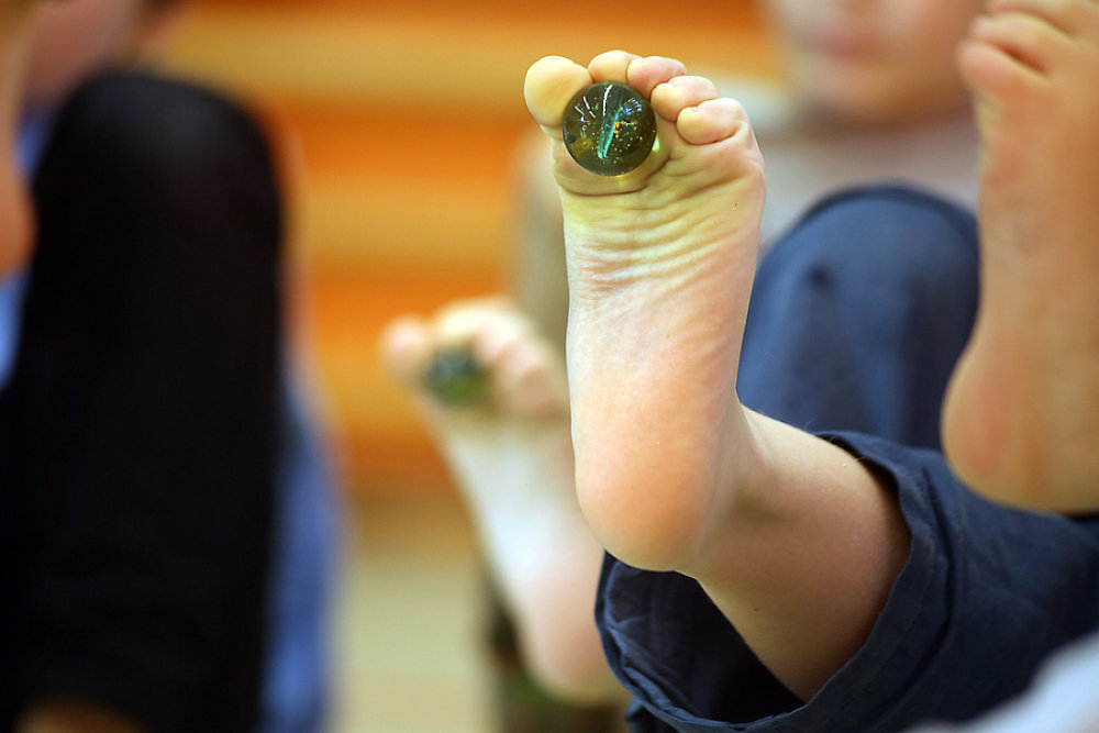 Süsser Kinderfuss greift Murmel , stopala deteta Süsser Kinderfuss greift Murmel , stopala deteta