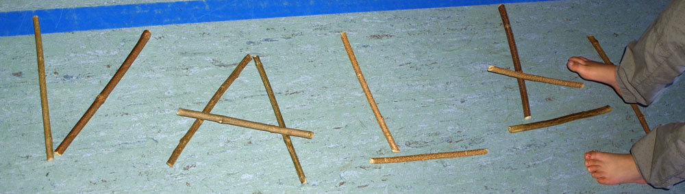 Kinderfüße legen Stöckchen als Schriftzug , Gimnastika za dječijih stopala Kinderfüße legen Stöckchen als Schriftzug , Gimnastika za dječijih stopala