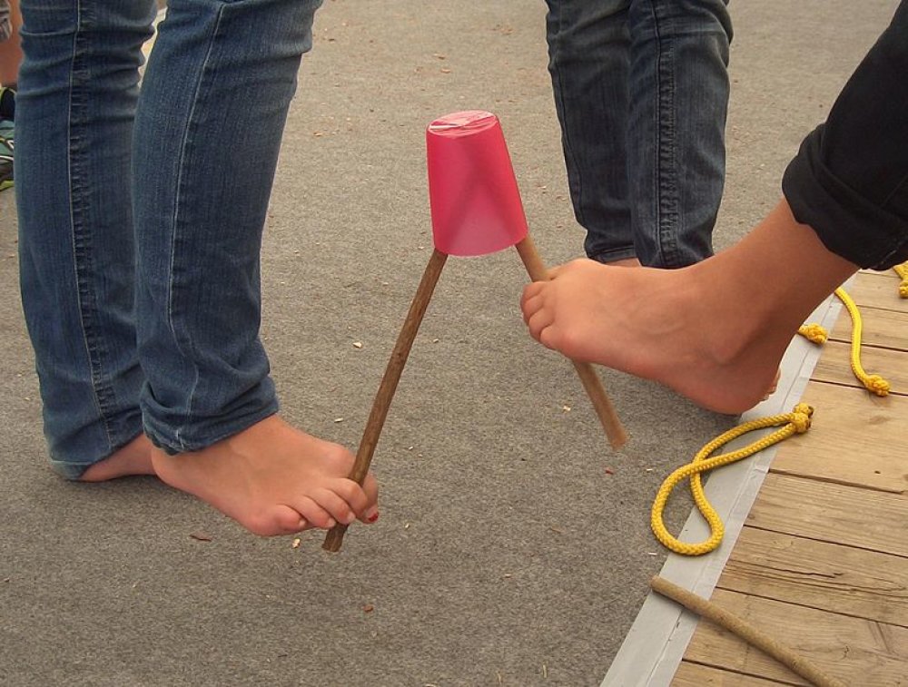 Kindefüße balancieren Becher mit Stöckchen , Gimnastika za dječijih stopala Kindefüße balancieren Becher mit Stöckchen , Gimnastika za dječijih stopala