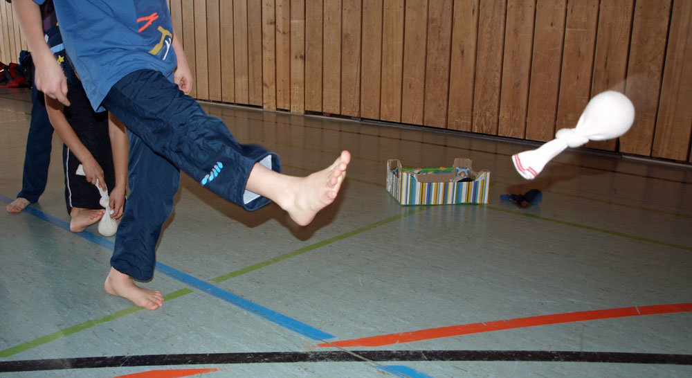 Kinderfüße werfen und zielen , Gimnastika za dječijih stopala Kinderfüße werfen und zielen , Gimnastika za dječijih stopala