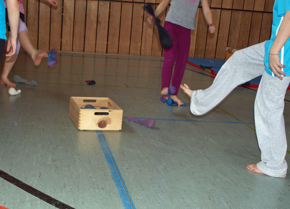 Kinderfüsse werfen und zielen , Gimnastika za dječijih stopala Kinderfüsse werfen und zielen , Gimnastika za dječijih stopala