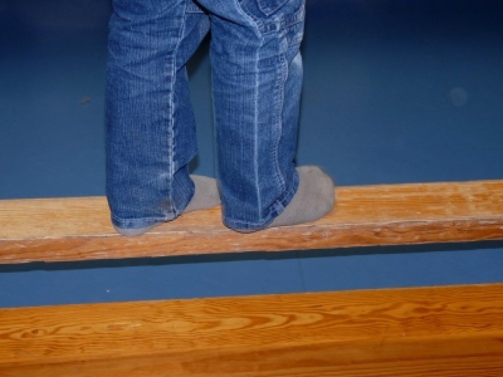 Kinderfüsse balancieren auf Schulbank , Gimnastika za dječijih stopala Kinderfüsse balancieren auf Schulbank , Gimnastika za dječijih stopala