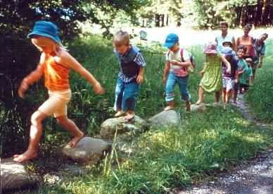 Kinder auf Barfußpfad , Deca bos , djeci stopala Kinder auf Barfußpfad , Deca bos , djeci stopala